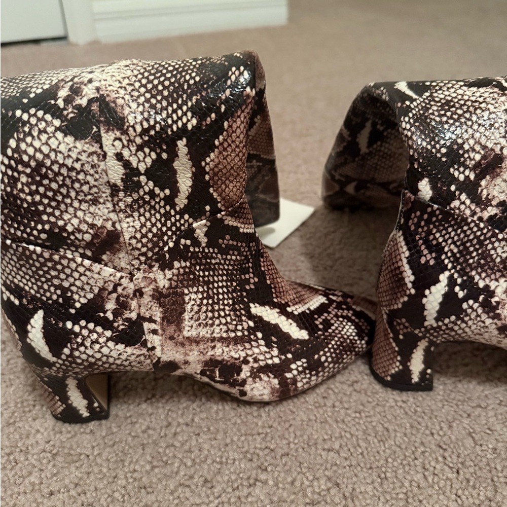 Snakeskin Pattern Women's Boots - Picture 9 of 9